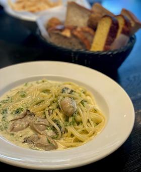 牡蠣と生のりのクリームパスタ 牡蠣と生のりのクリームパスタの写真