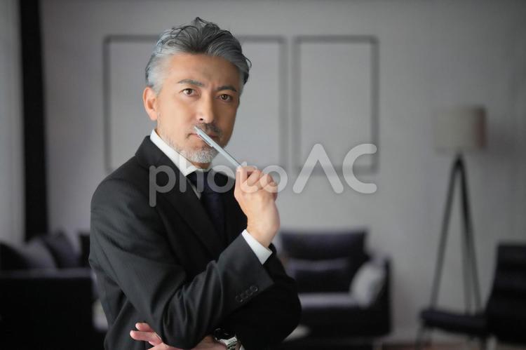ペンを持ってカメラ目線な男性（上半身） 男性,シニア,働くの写真素材