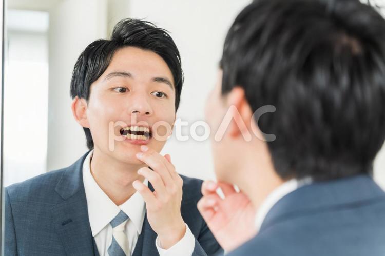 鏡をチェックする男性 フェイスケア,ビューティー,メンズの写真素材