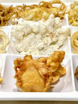 バイキング　一口サイズの唐揚げ 唐揚げ,フライドチキン,揚げ物の写真素材