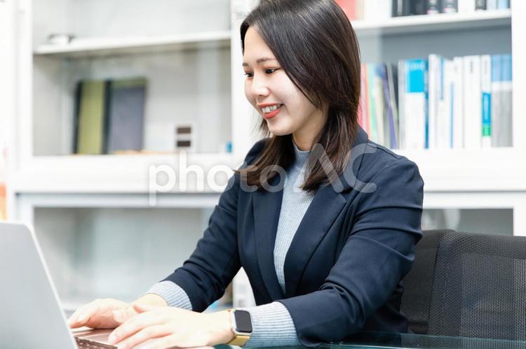 PC作業するビジネスウーマン パソコン,ビジネス,働く女性の写真素材