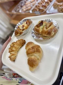 パンの購入 パンの購入 塩パン,クロワッサン,パンの写真素材