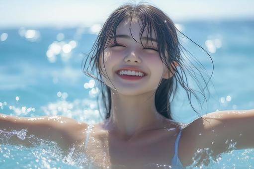 夏の海を笑顔で楽しむ若い女性 夏の海を笑顔で楽しむ若い女性の写真