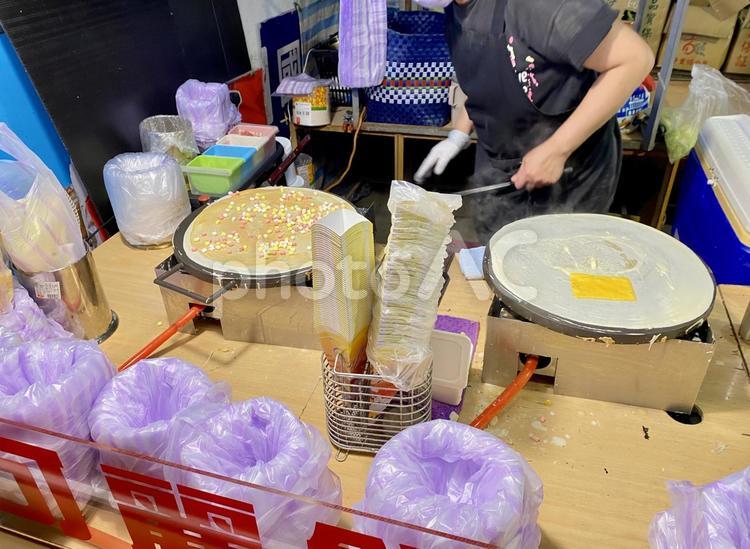 台湾新北市新荘区西盛夜市　クレープ屋台 クレープ,夜市,屋台の写真素材