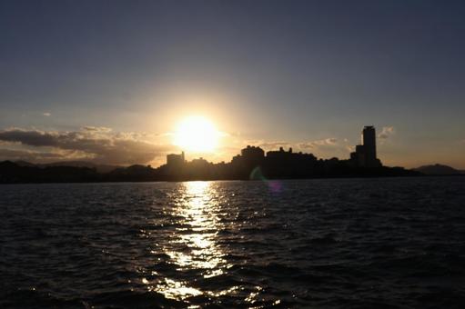 海からのロマンチックな夕焼けの写真