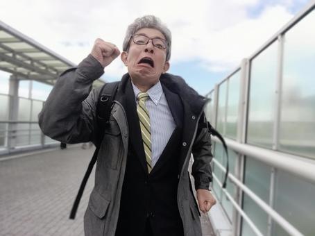 走るシニア男性サラリーマン シニア,シニア男性,シニアサラリーマンの写真素材