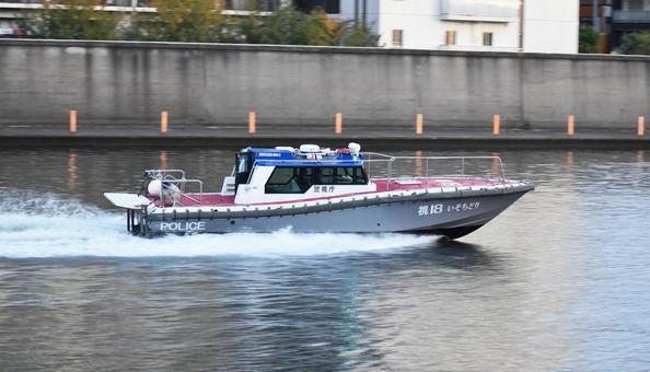 東京の河川を走る警察のパトロールボート 警視庁,水上警察,警察艇の写真素材