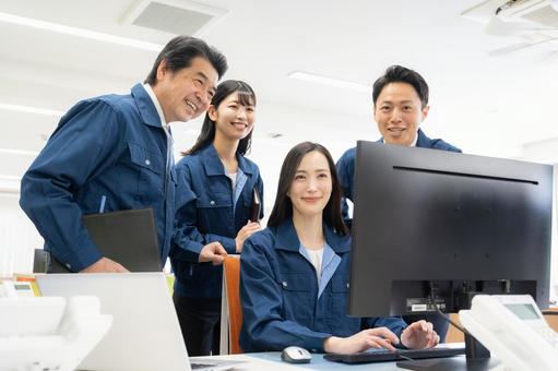 オフィスで働く作業服のエンジニア オフィスで働く作業服のエンジニア エンジニア,会議,不動産の写真素材