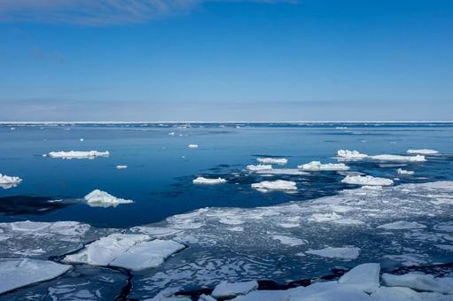 流氷の流れる冬の海 流氷の流れる冬の海 流氷,氷塊,氷の写真素材