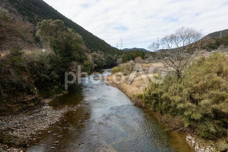 冬枯れの木々と美しい川 清流,川,河川の写真素材