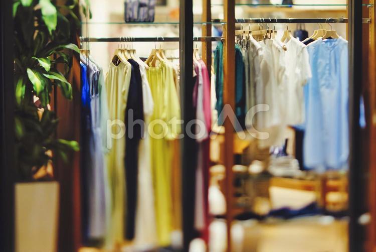ハンガーに吊るされた衣類 ファッションイメージ ファッション,服,洋服の写真素材