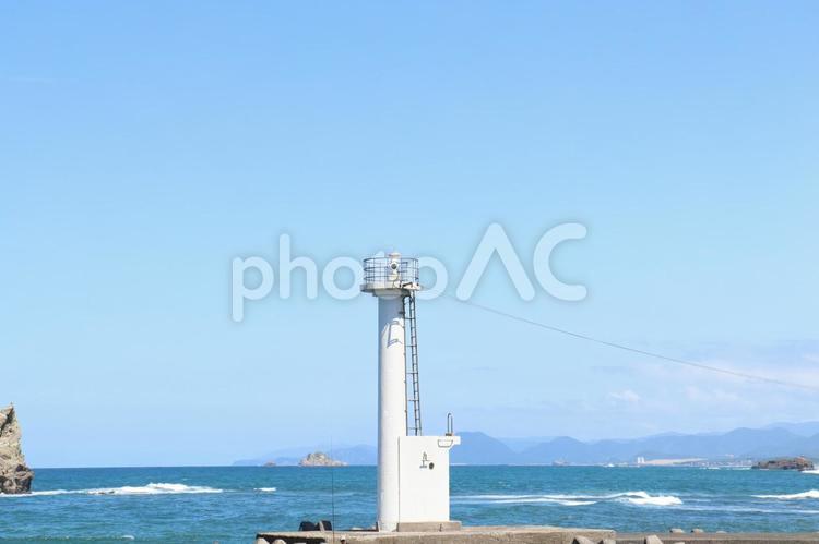 真っ青な空と海にスクッと立つ白い灯台 灯台,空,青空の写真素材