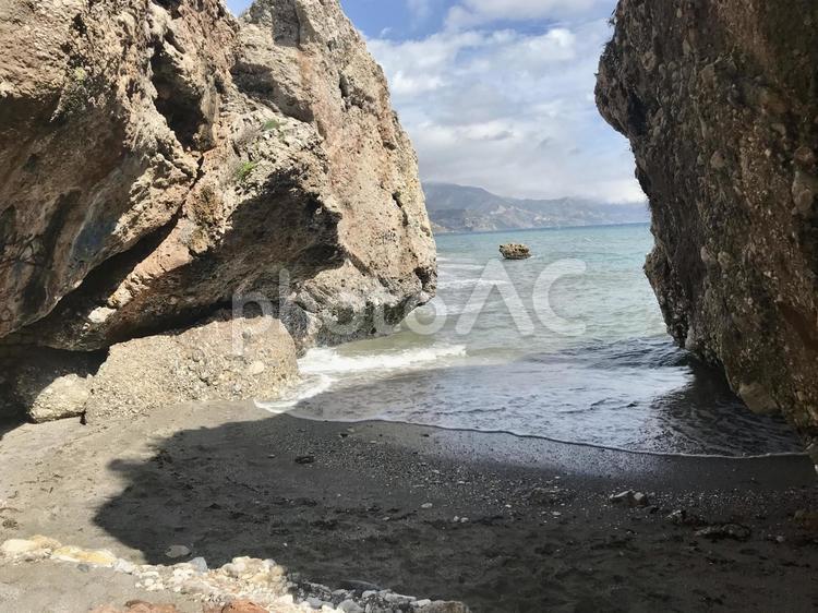 スペイン、ネルハの海とビーチと岩 海外,ヨーロッパ,スペインの写真素材