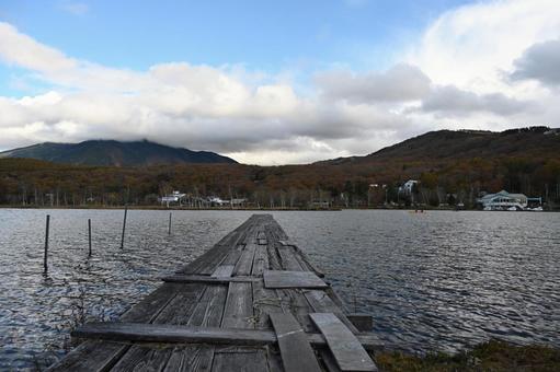 長野県の白樺湖にある木の桟橋の風景 長野県,秋,紅葉の写真素材