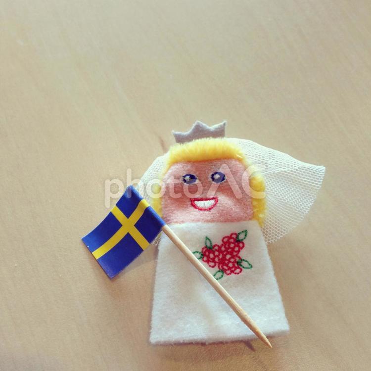 スウェーデン国旗を持つ花嫁の人形 スウェーデン,国旗,指人形の写真素材