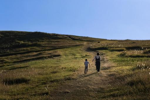 ＜素材＞山頂を散歩する家族の後ろ姿 家族,空,ウォーキングの写真素材