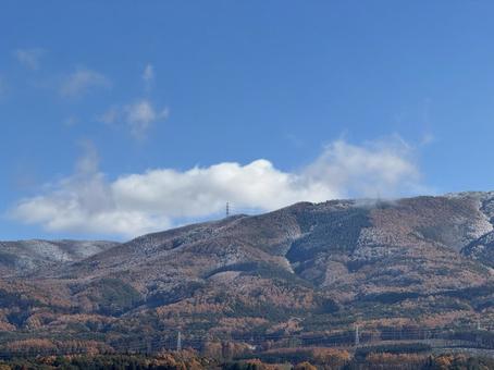 初冠雪の高ボッチ山(2025) 初冠雪,高ボッチ山,高ボッチ高原の写真素材