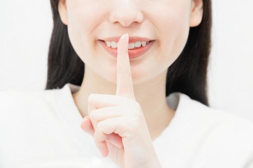 秘密ポーズの女性 秘密,静か,口止めの写真素材