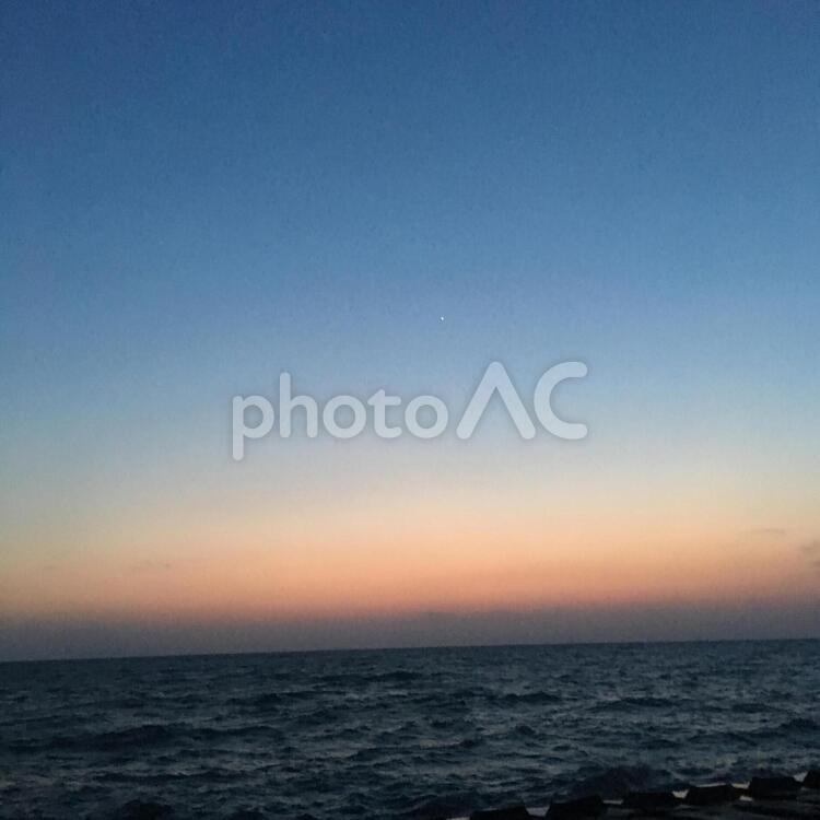 海の夕焼けと一番星 海,水域,日暮れの写真素材