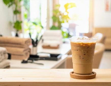 アイスコーヒーと明るい店内 アイスコーヒーと明るい店内の写真