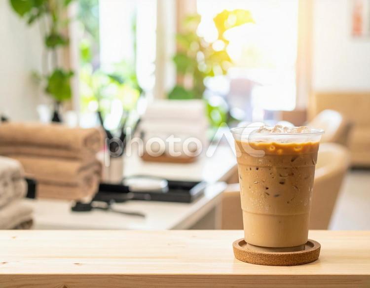 アイスコーヒーと明るい店内 アイスコーヒー,テイクアウト,冷たい飲み物の写真素材