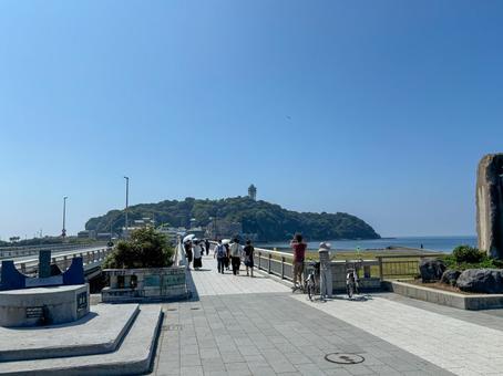 弁天大橋から見た江ノ島 弁天大橋から見た江ノ島 江ノ島,江ノ島弁天大橋,鎌倉の写真素材