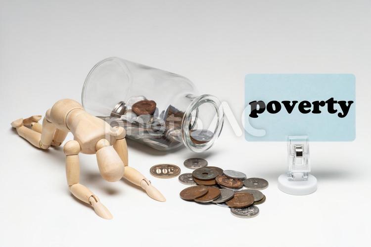 瓶にからこぼれたコインと貧困のイメージ poverty,貧困,お金の写真素材