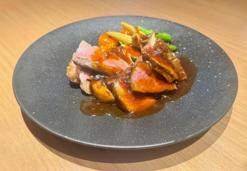 赤身肉と牛ロースのステーキ 赤身肉と牛ロースのステーキ の写真