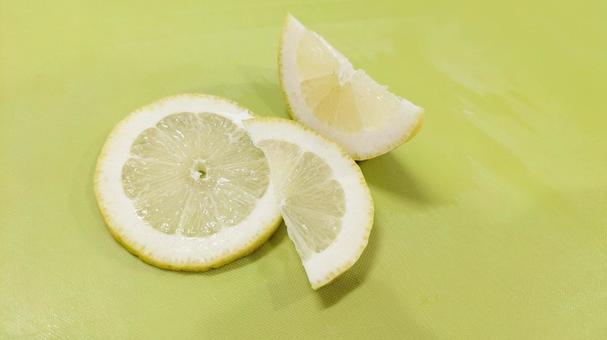 輪切りとくし切り生レモン 輪切りとくし切り生レモン レモン,輪切り,くし切りの写真素材