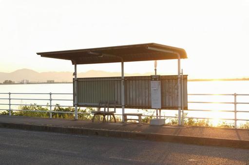 夕焼けのバス停 鉄道,駅舎,鉄道駅の写真素材