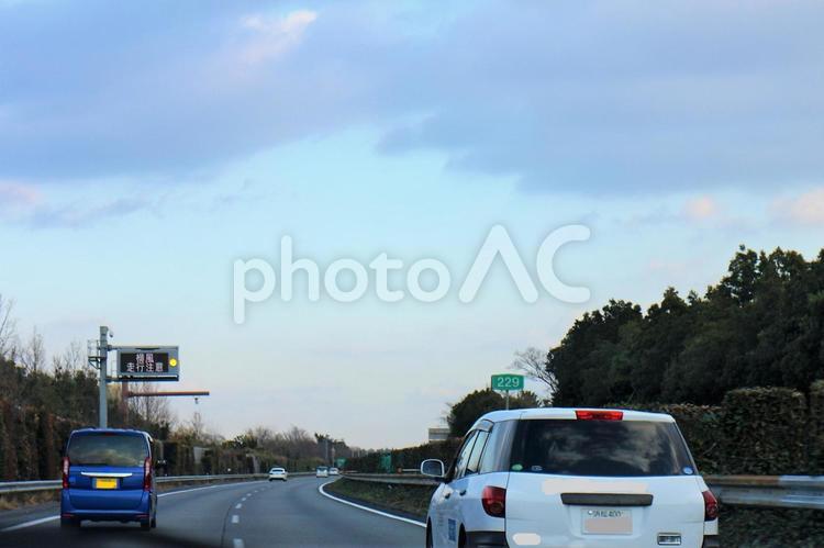 横風走行注意　電光掲示板　東名高速道路 横風,横風注意,注意の写真素材