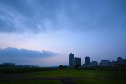 多摩川河川敷から見た日の出前の風景 多摩川河川敷から見た日の出前の風景 夜明け,早朝,日の出前の写真素材