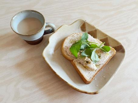 鶏胸肉とほうれん草のトーストとコーヒー 鶏胸肉とほうれん草のトーストとコーヒー トースト,サンドイッチ,サンドウィッチの写真素材