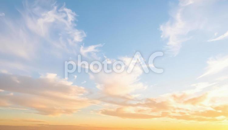 夕暮れ空・黄昏に染まる爽やかな空 空,雲,背景の写真素材