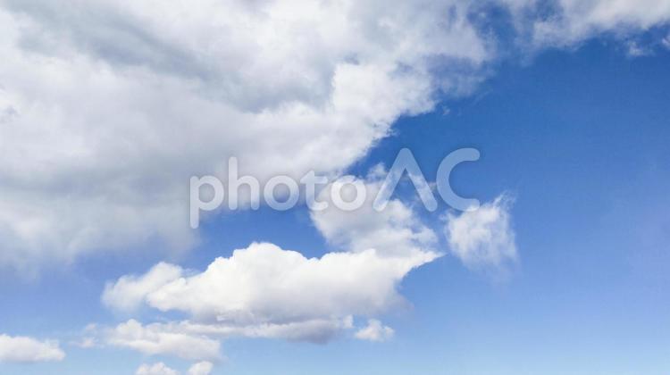 きれいな青空と雲のふわふわグラデーションの背景画像バックイメージ16:9 空,晴天,素材の写真素材