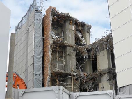 街中で解体の始まった古いビル 建物,ビル,工事の写真素材