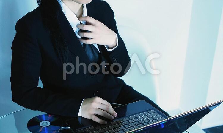 アフターファイブ、ネクタイをゆるめる社員 20代,20代女性,30代の写真素材