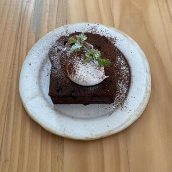 チョコレートパウンドケーキ、生クリーム チョコレートパウンドケーキ、生クリームの写真