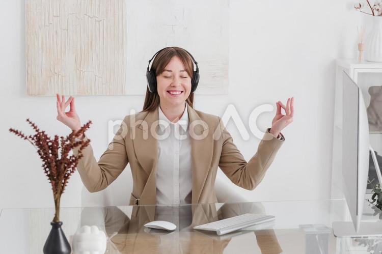 笑顔で瞑想ポーズの女性 女性,瞑想,ポーズの写真素材