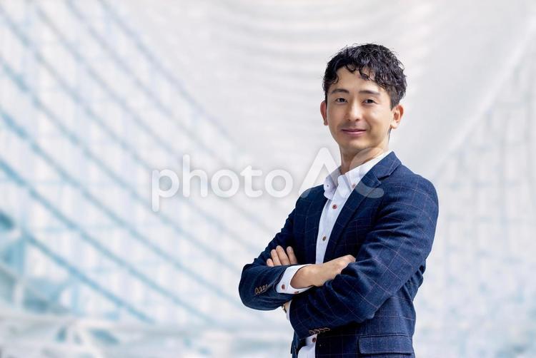 腕組みをする笑顔の男性ビジネスマン 男性,ビジネス,ビジネスマンの写真素材