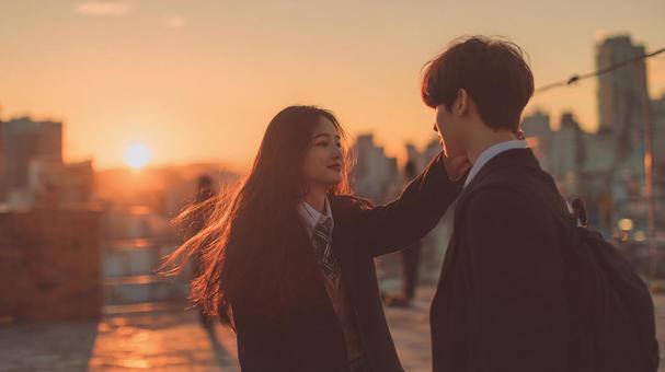 ロマンスを感じる若い二人の横顔の写真