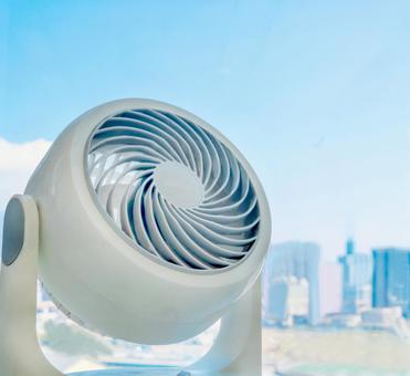 窓際の扇風機 窓際の扇風機 扇風機,サーキュレーター,熱中症対策の写真素材