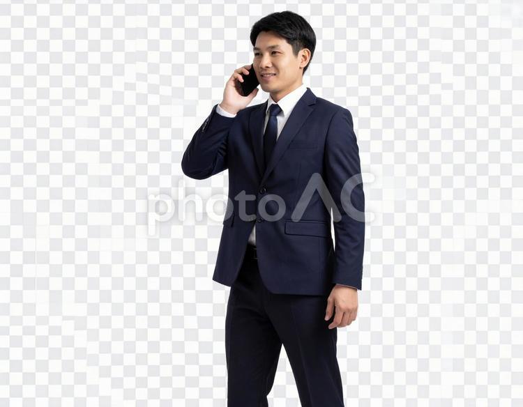 スマートフォンで通話する男性の透過画像 男性,ビジネスマン,サラリーマンの写真素材