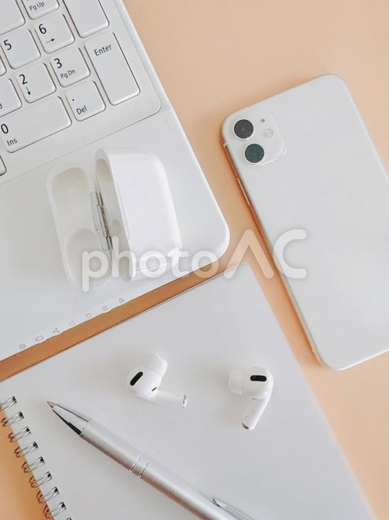 ブルートゥース接続　スマホとイヤフォン bluetooth,ペアリング,ビジネスの写真素材