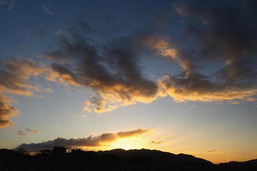燃えるような雲と空のドラマチックな夕焼け 夕焼け,夕暮れ,夕方の写真素材