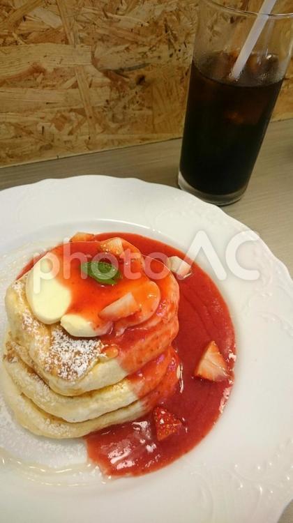 イチゴのパンケーキとアイスコーヒー おいしい,おやつ,お肉の写真素材