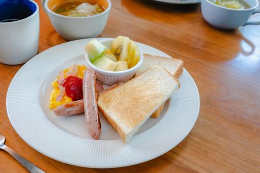 トーストと卵の洋朝食 トーストと卵の洋朝食の写真