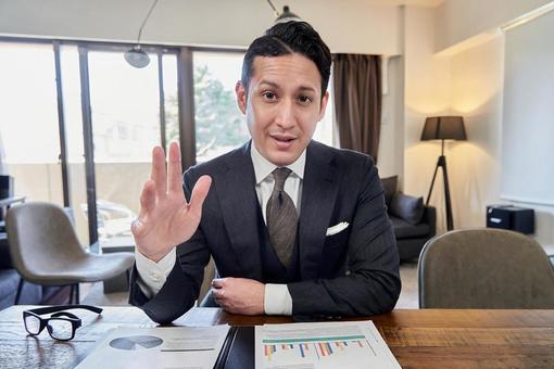 A businessman talking over a monitor, hombre de negocios, hombre, latín, JPG