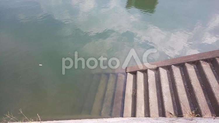河川敷の階段 川,水面,階段の写真素材