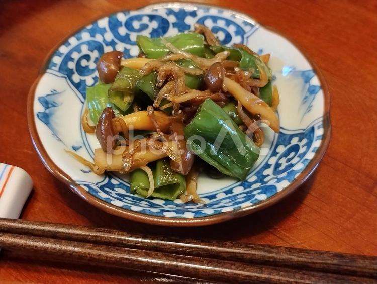 ピーマンとしめじの炒め物 ピーマン,しめじ,しらすの写真素材